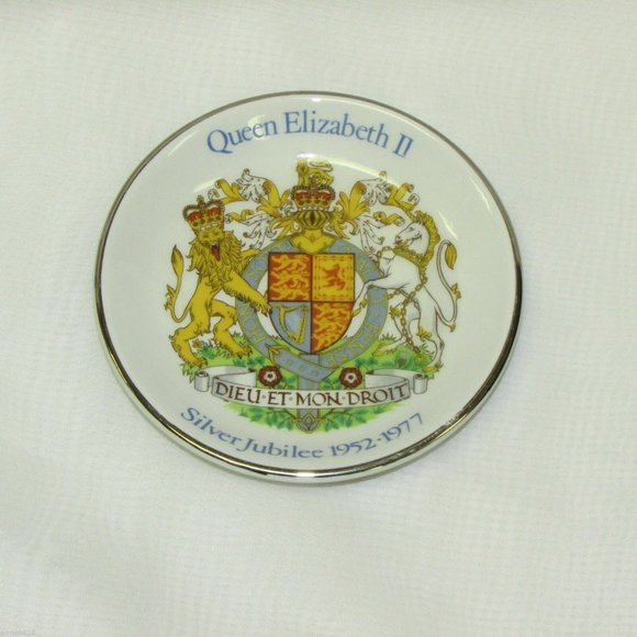 Vintage Queen Elizabeth Silver Jubilee Trinket or Pin Dish 1952 - 1977 Souvenir - Picture 2 of 3